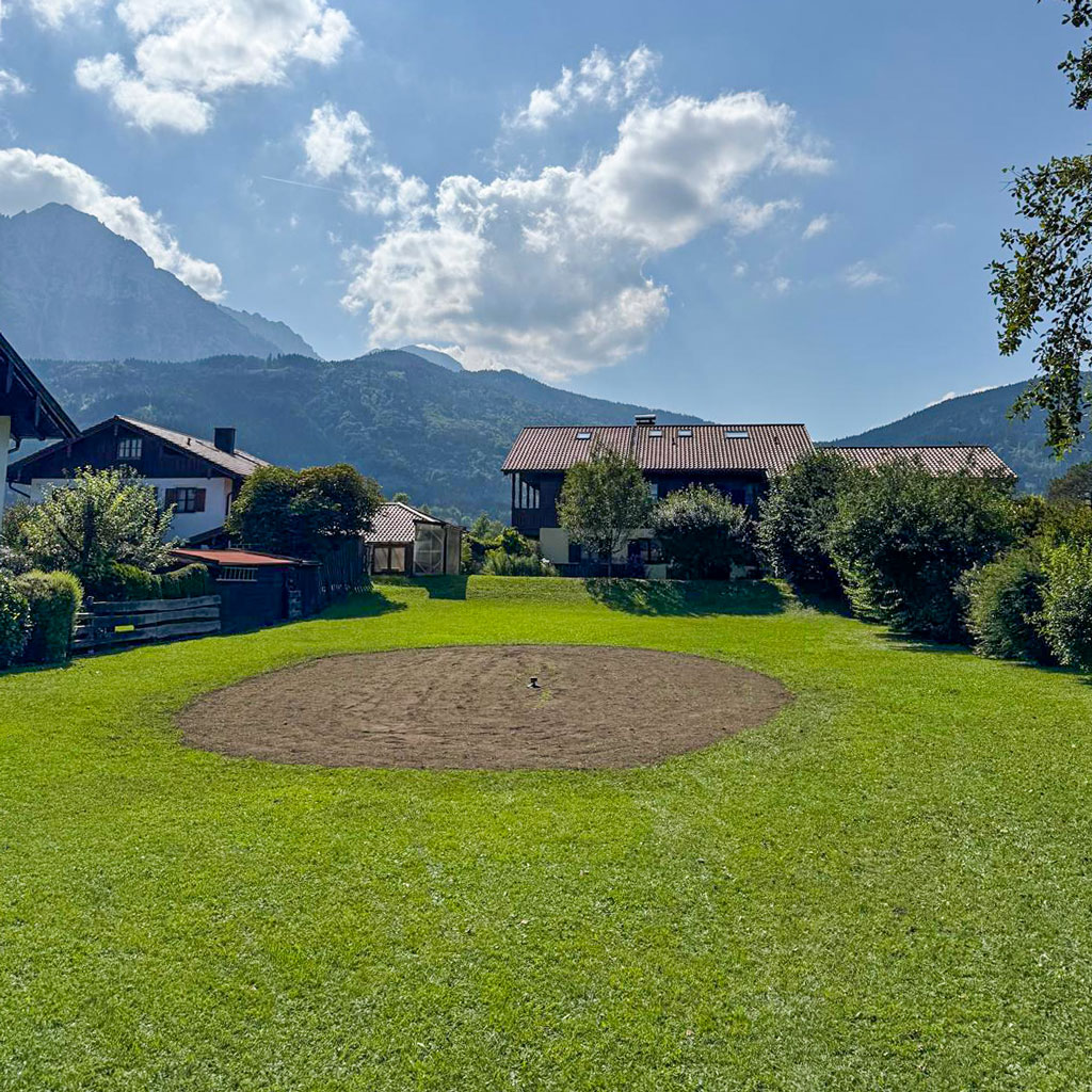 Bodenvorbereitung und Erdarbeiten im Garten zur Vorbereitung einer Rasenfläche