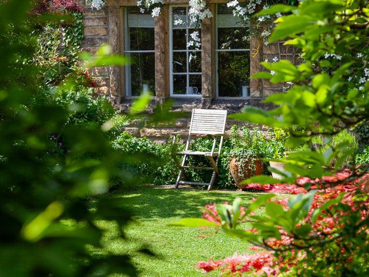 epflegter Garten mit Sitzplatz und strukturierter Bepflanzung