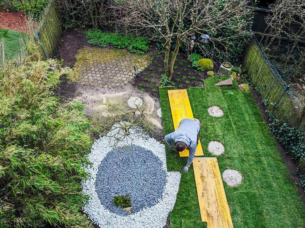 Professionelle Gartengestaltung bei der Umsetzung mit Erdarbeiten und Strukturierung