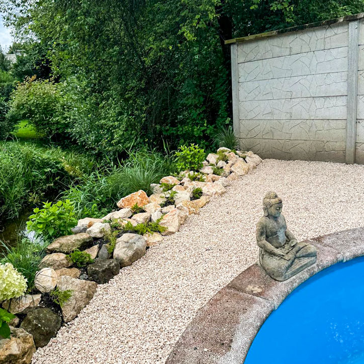 Gartengestaltung eines privaten Gartens mit Natursteinen und Kiesfläche